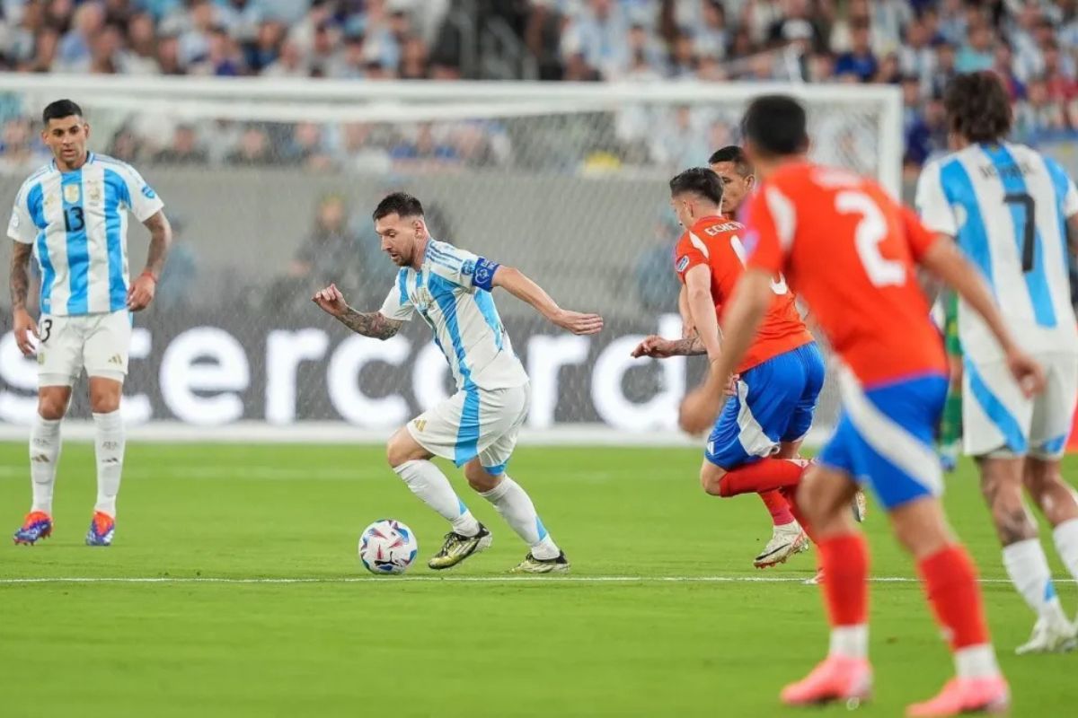 Messi conduzindo a bola na partida entre Argentina e Chile, pela Copa América de 2024