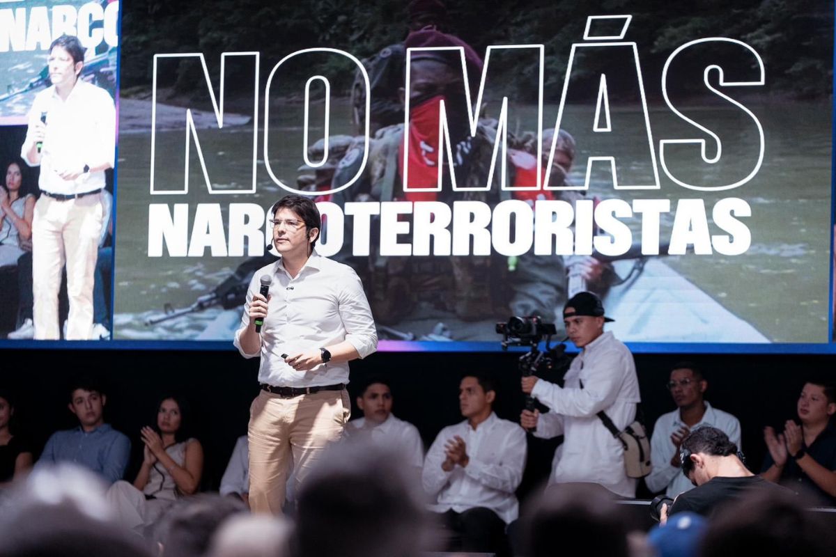 Miguel Uribe se manifesta pelo fim dos narcoterroristas, que assassinaram sua mãe