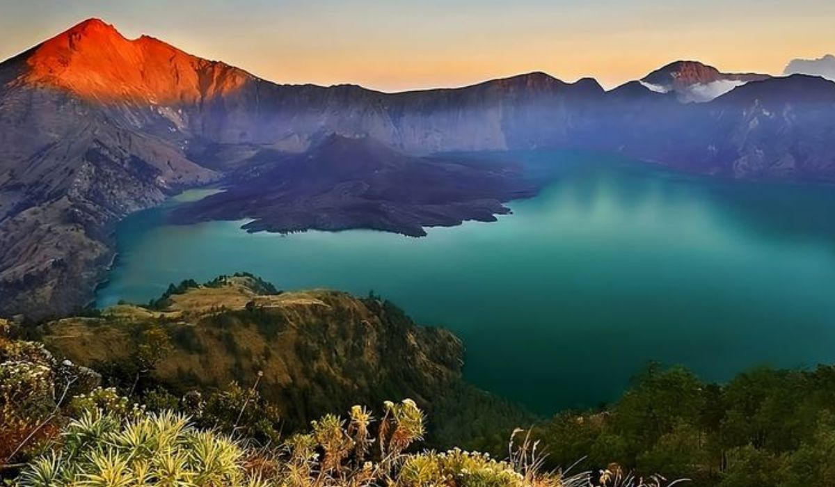 Monte Rinjani é conhecido pela dificuldade de suas trilhas e trajeto é indicado para pessoas com experiência