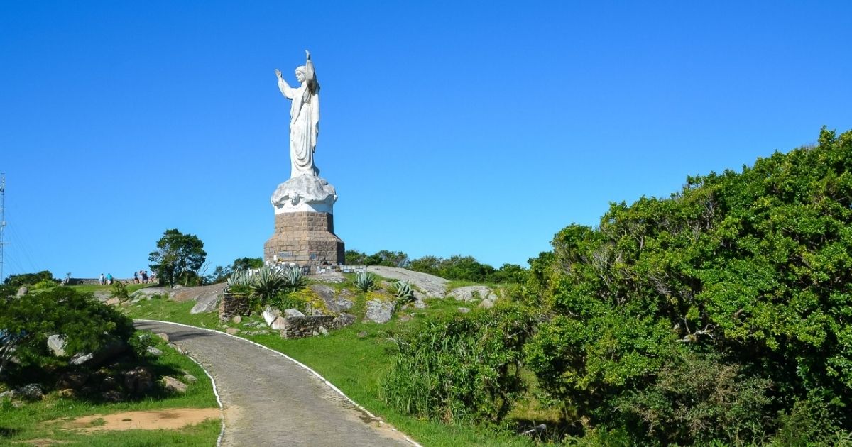 Imagem do Morro da Glória, para mostrar um dos exemplos de paisagens que são tombadas no município 