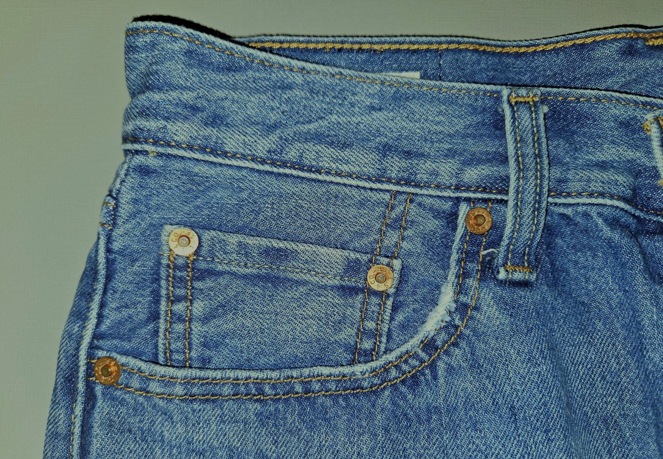 Mini bolso está presente em quase todas as calças jeans 