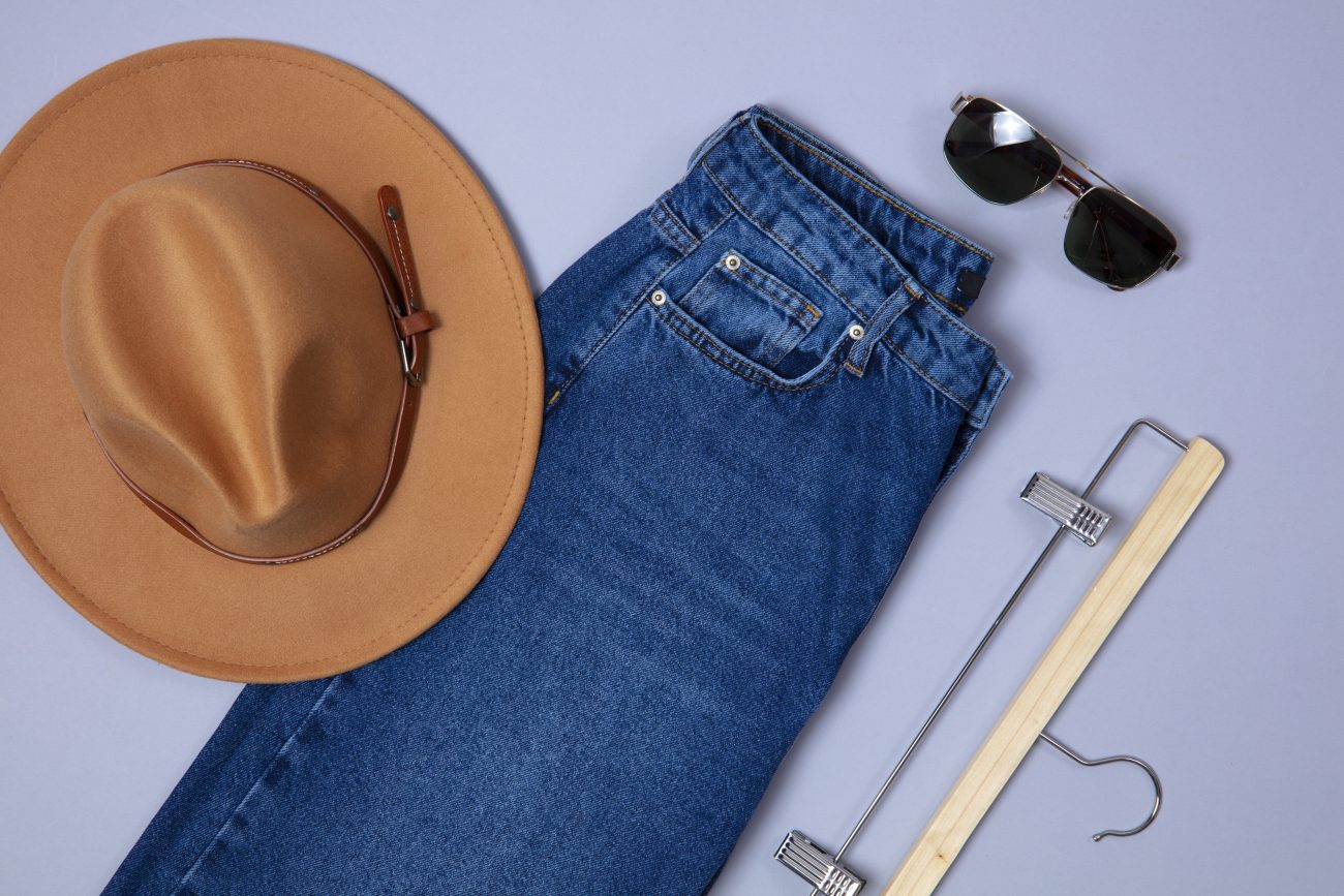 Roupas para viagem, chapéu, óculos e uma calça jeans com o mini bolso costurado 