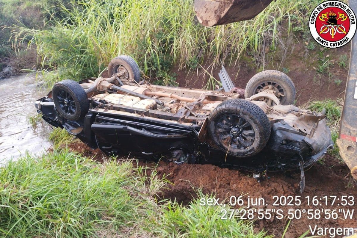 Motorista morre após cair com caminhonete em rio em SC - Divulgação/CBMSC/ND