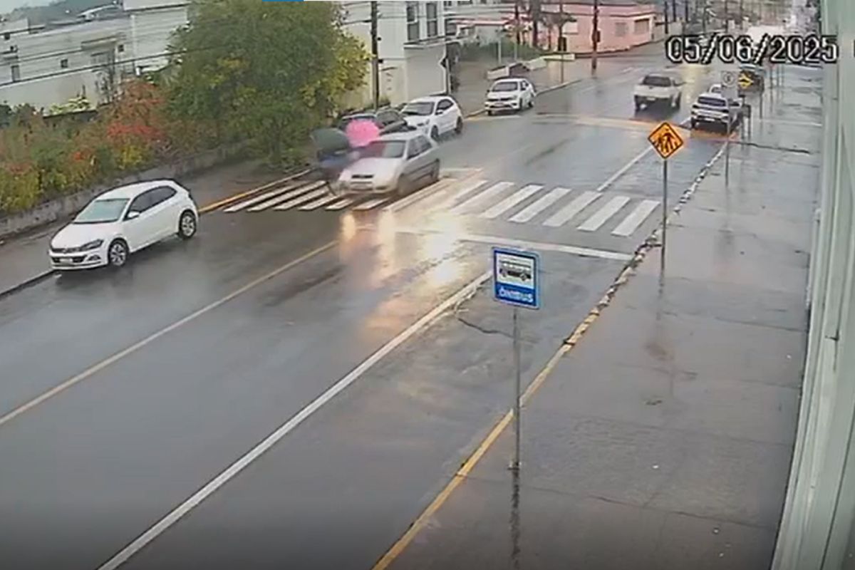 Frame do vídeo onde o motorista atropela as duas mulheres