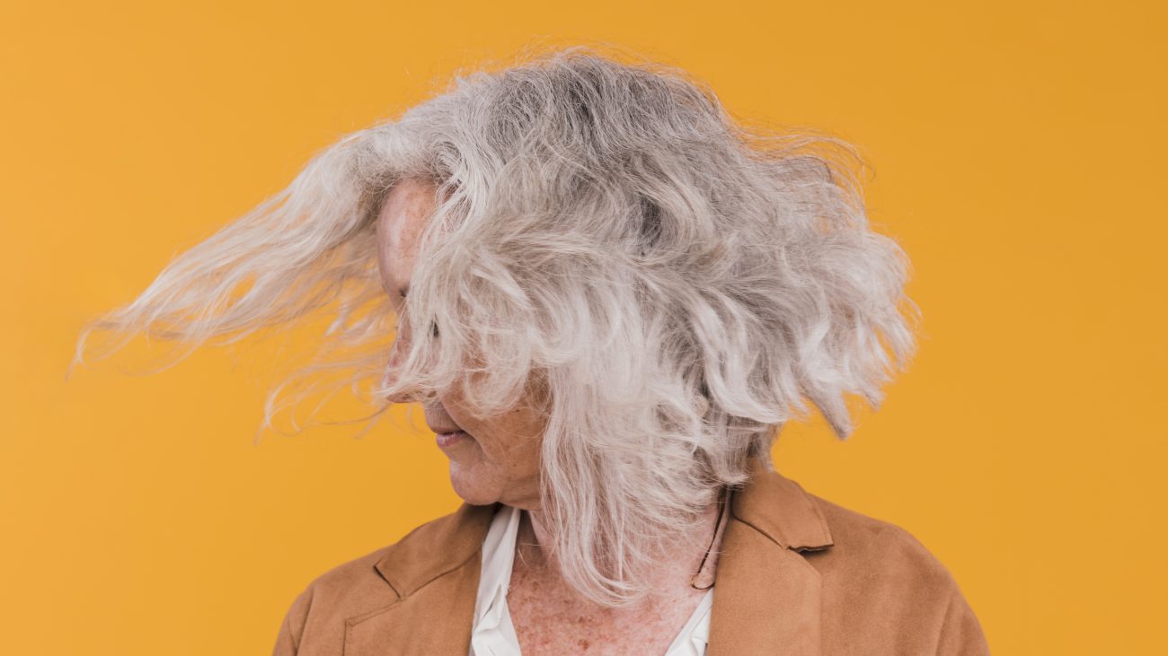 Idosa com quase todos os fios de cabelo brancos