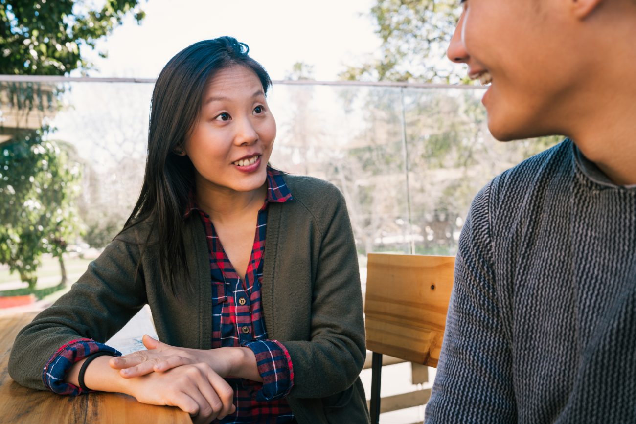 mulher conversando em idioma diferente do inglês