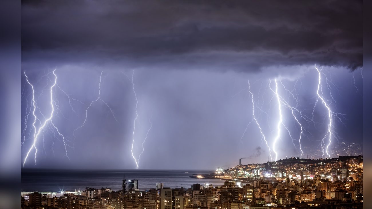 No sábado, uma frente fria chega trazendo temporais com raios, rajadas de vento e possibilidade de granizo. As áreas mais afetadas serão o extremo Oeste, Grande Oeste, Vale do Itajaí, Planalto Norte e Litoral Norte. Os principais riscos são de alagamento e destelhementos, segundo a Defesa Civil. Além de temperaturas chegando a 9°C a 14°C pela manhã, chegando a 23°C no Oeste à tarde - Canva/ND