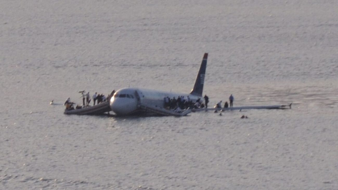 O Airbus A320 flutuando no rio Hudson