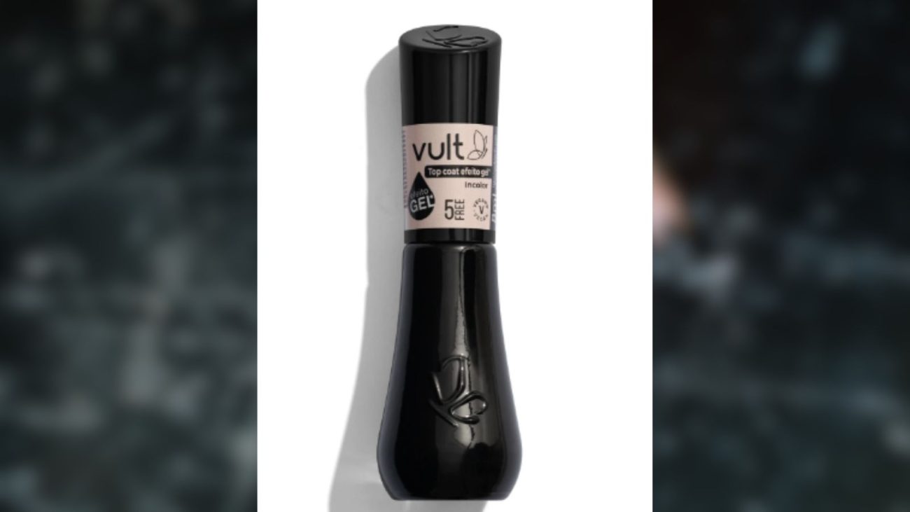 Gel top coat para unhas com acabamento brilhante, indicado para proteção e durabilidade das unhas, na cor preta, com embalagem moderna e elegante.