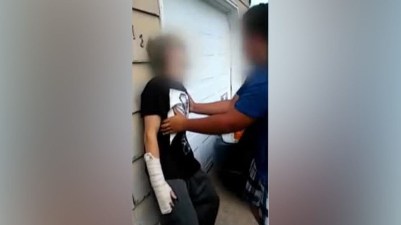 Imagem mostra dois adolescentes com rostos desfocados para não identificação, realizando o desafio do desmaio.
