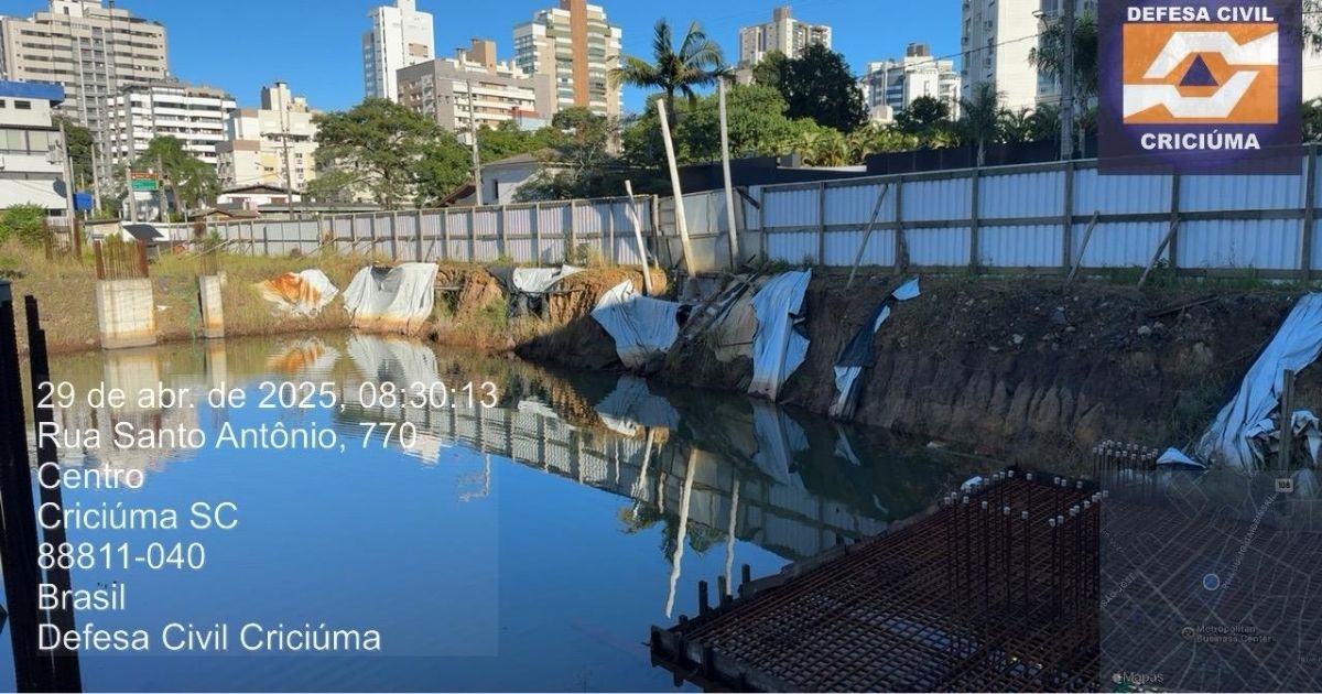 Acúmulo de água em obra parada preocupava a Defesa Civil - Divulgação/Gregori Flauzino/ND