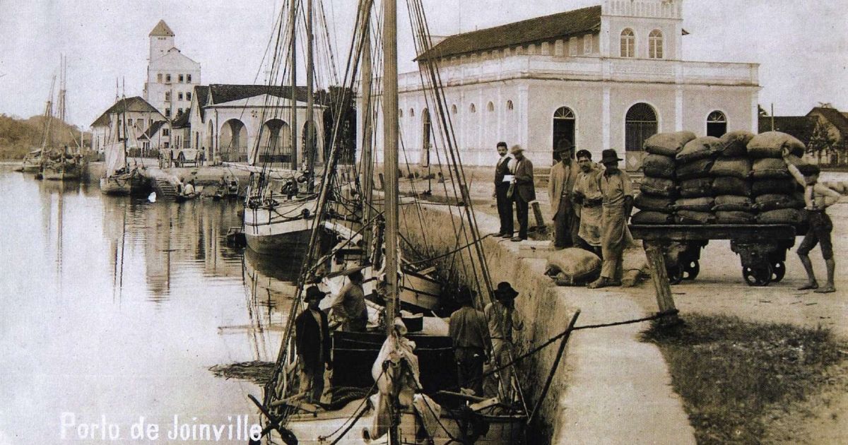 Barcos atracados no moinho de Joinville em 1920 - Arquivo Histórico/Divulgação/ND