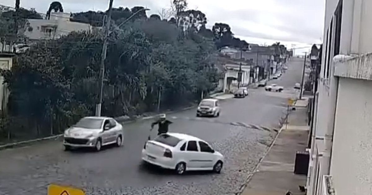 Motociclista é arremessado por metros no asfalto após acidente em SC