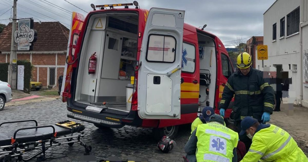 Motociclista sofreu suspeita de fratura ap&oacute;s ser arremessado e arrastado – Foto: Divulga&ccedil;&atilde;o/OBM de Mafra/ND