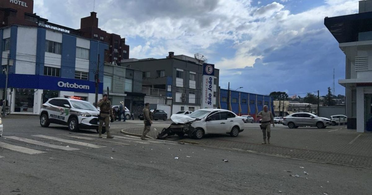 Viatura da PM se envolve em acidente com carro durante perseguição em SC