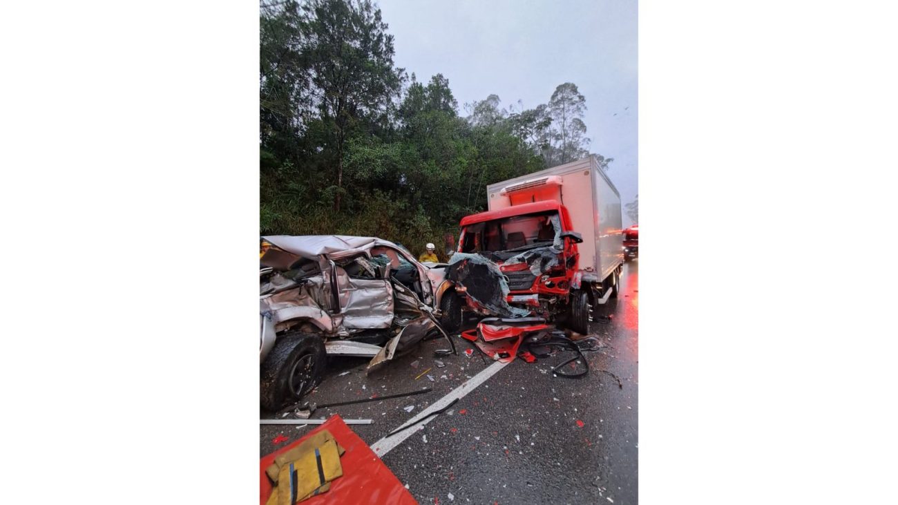 Imagem Mostra Grave Acedere Entre Caminhonete e Caminhão na Br-282, em Santo Amaro da Imperatriz (SC), com Presença de Bombeiros Militares Realizando O Resgate Das Vítimas; Caminhonete Prata Está totalmente Destruita e Caminhão Vermelho com Frente Danificada.