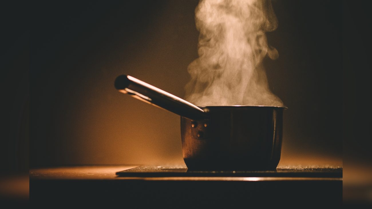 Sem pressa? Prefira deglaçar a panela após tirar a linguiça: adicione um pouquinho de água, raspe os sabores grudados, depois continue a receita. - Canva/ND