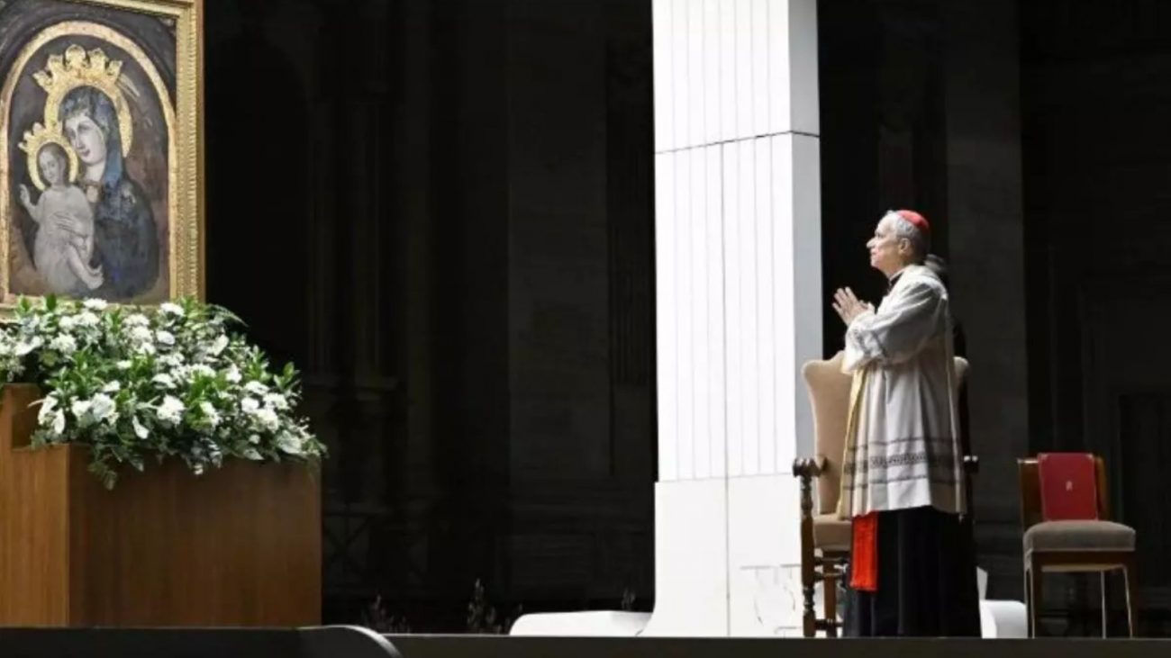 Imagem de Papa Leão XIV orando para Santa Maria com menino Jesus