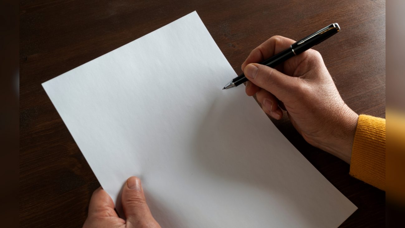 Escolha posicionar o papel de uma forma que seja confortável para você. Teste diferente posicionamentos para as folhas e encontre uma forma que possibilite uma escrita mais confortável e precisa - Canva/ND