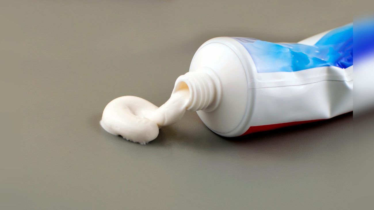 Pasta de dente com esponja mágica: renova tênis brancos, tira sujeira de interruptores e clareia eletrodomésticos com facilidade. - Canva/ND