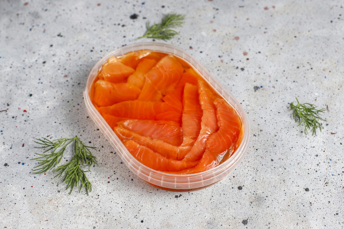 na foto aparece um salmão, que é um peixe enlatado com muitos benefícios à saúde