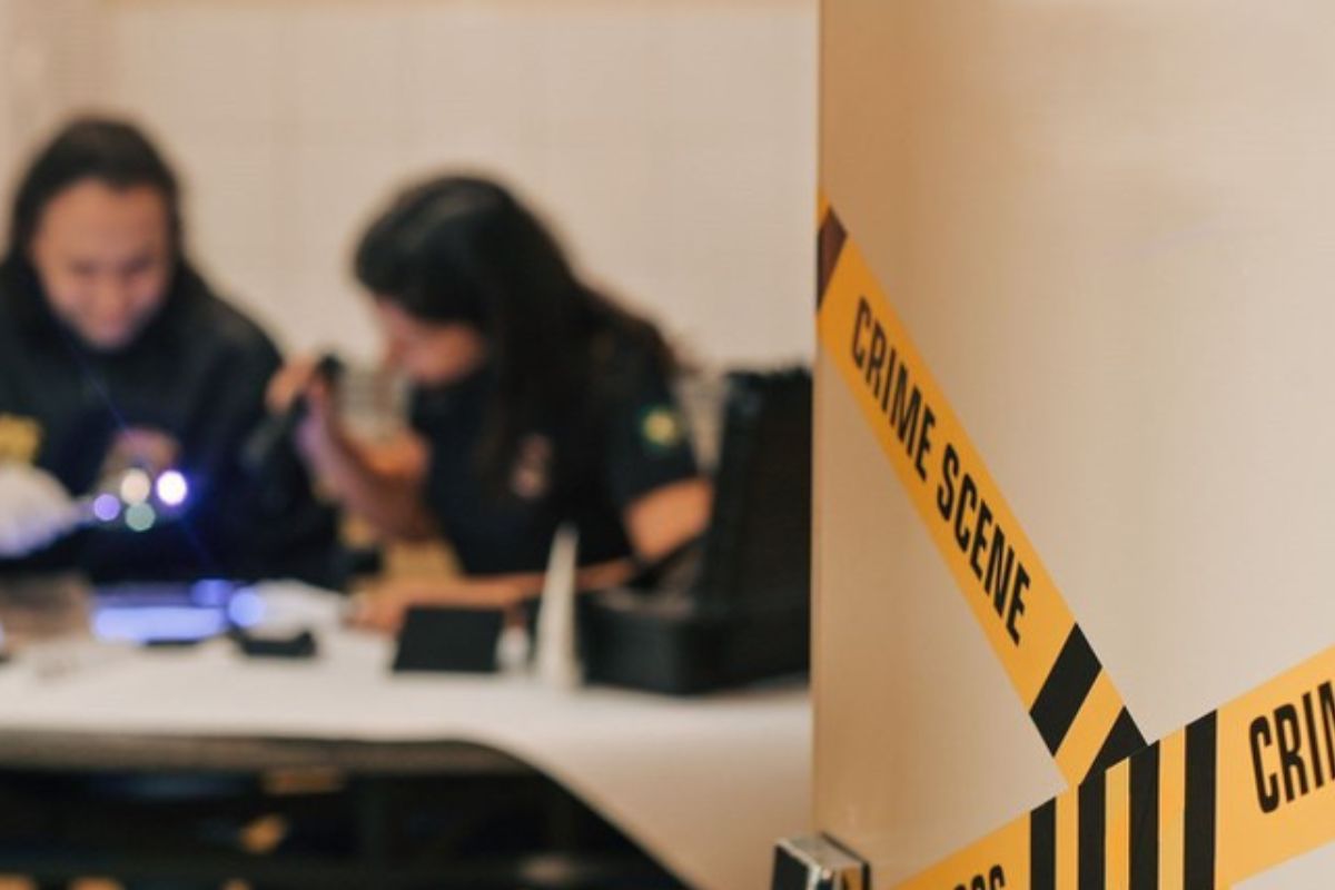 Imagem de duas policiais desfocadas para ilustrar a matéria sobre homem preso com material de abuso infantil