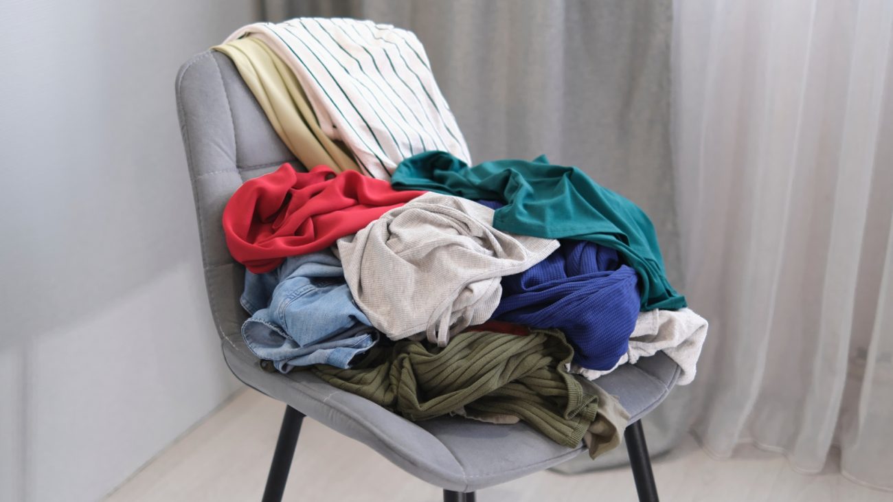 Arraste para o lado e veja o significado de deixar uma pilha de roupa em cima da cadeira e não arrumá-la - Canva/ND