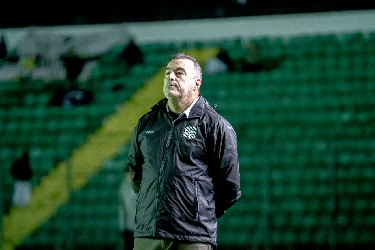 Pintado observa durante jogo do Figueirense contra o Botafogo-PB