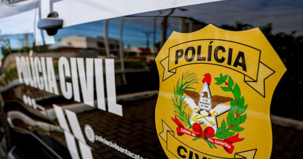 Imagem do carro da polícia, para fazer referência ao fato de que a polícia civil ficou averiguando o local em busca de mais informações 