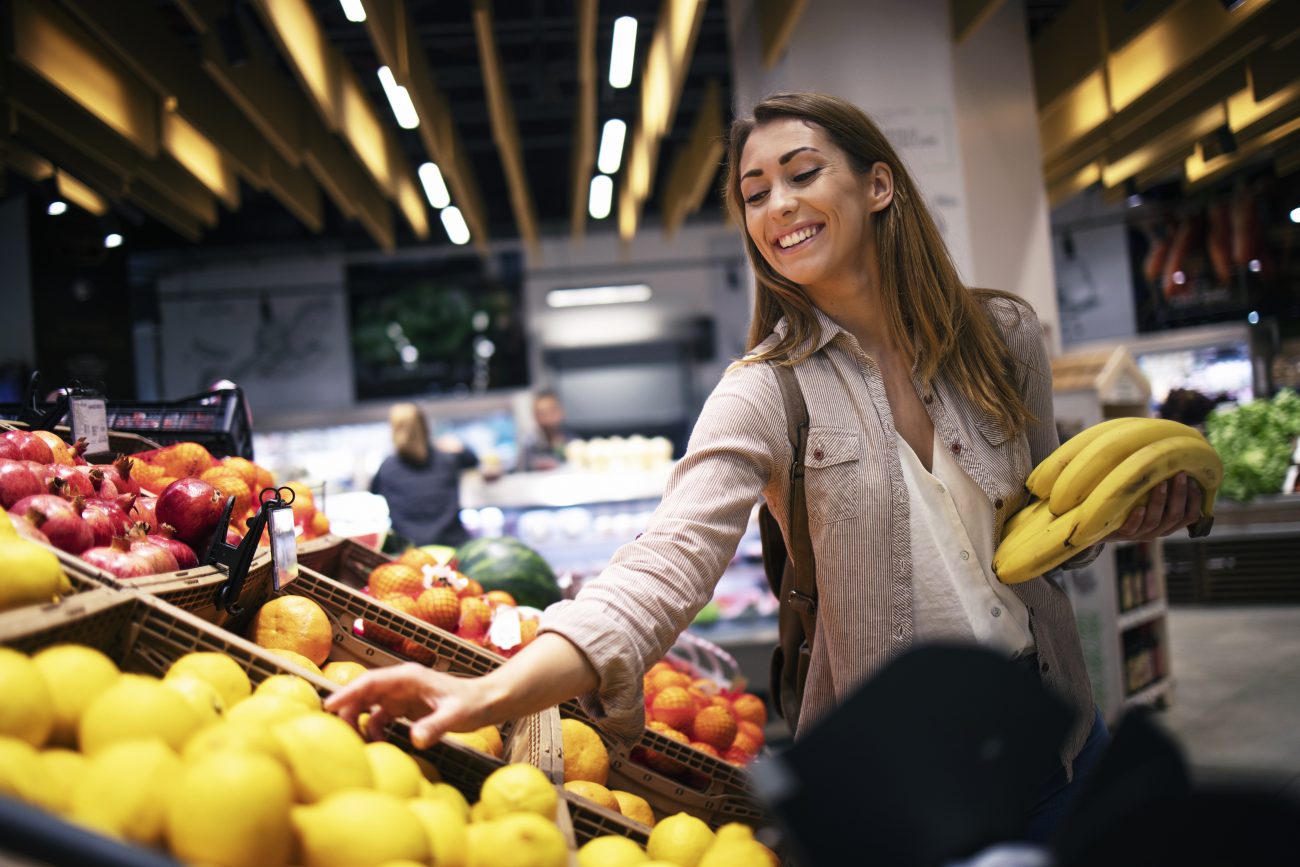 Mulher comprando frutas no supermercado