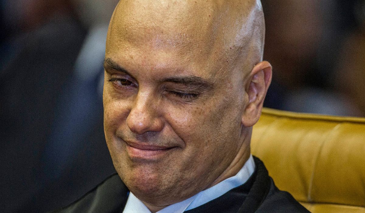 Câmara publica substituição de Carla Zambelli por suplente