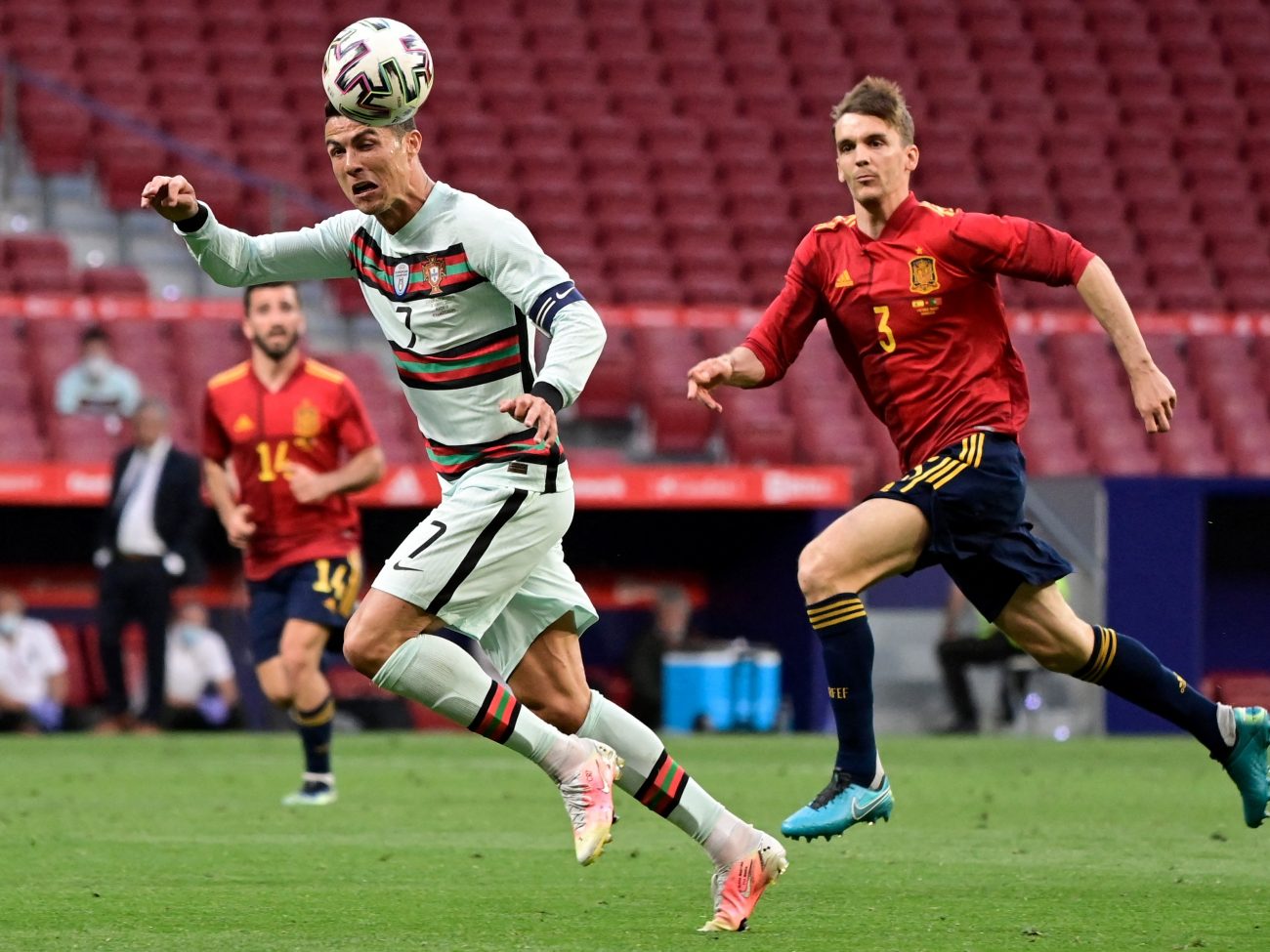 Cristiano Ronaldo e Llorente disputando bola durante o amistoso entre Portugal e Espanha