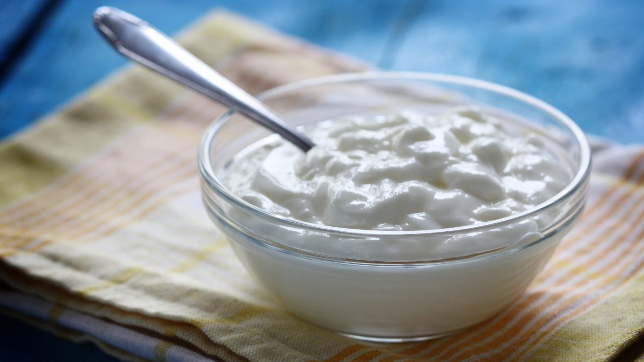 Iogurte natural: fonte de probióticos, o iogurte melhora a flora intestinal e dá umidade ao bolo sem pesar. - Canva/ND