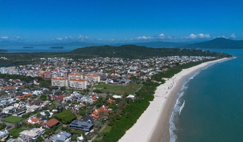 Praia, no Norte da Ilha, é considerada melhor praia urbana do mundo Ibero-americana - Reprodução/Habitasul/ND