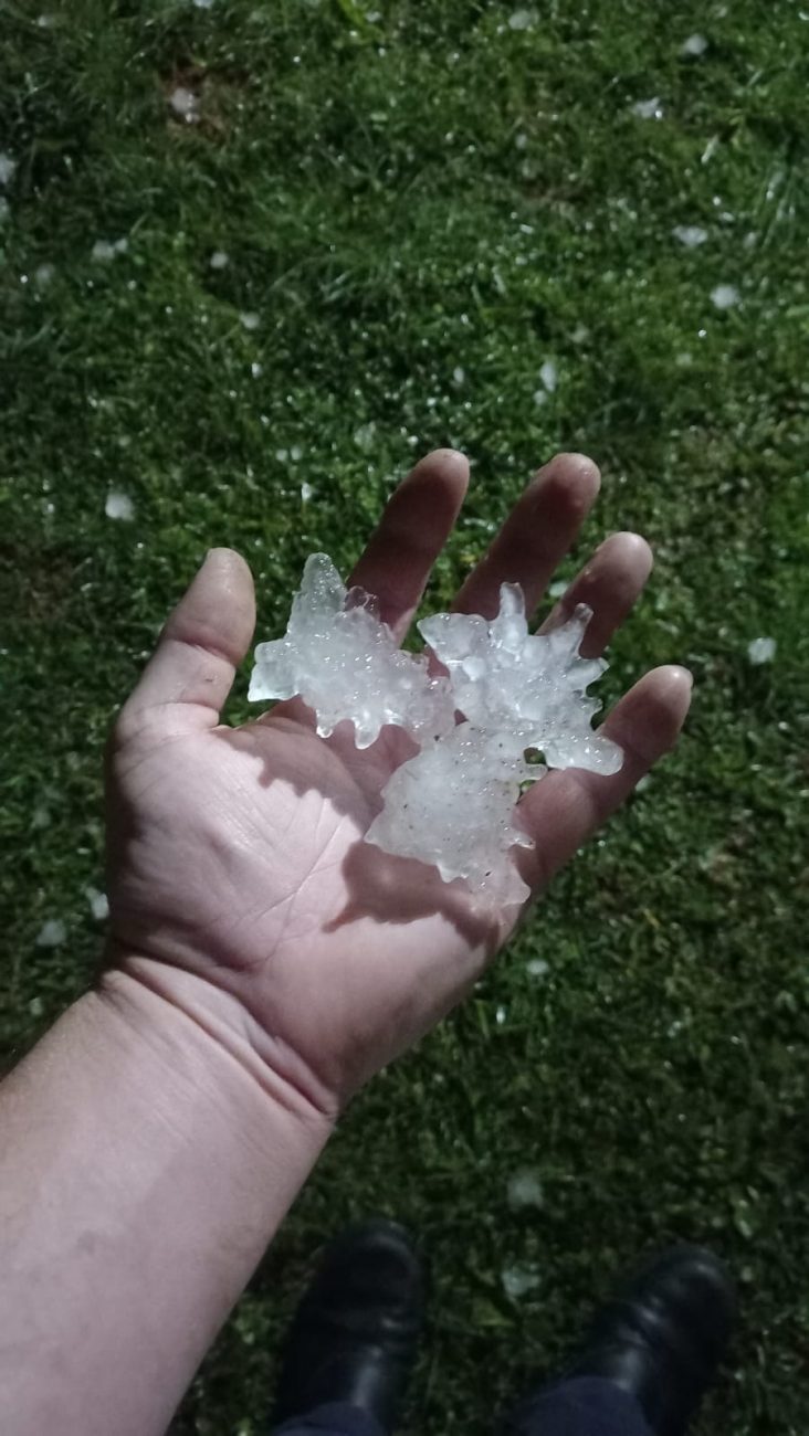 Moradores registraram pedras que caíram durante tempestade em São Bento do Sul - Reprodução/Prefeitura de São Bento do Sul/ND