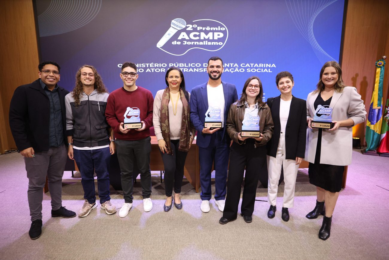 Com 4 premiações, Grupo ND foi destaque no 2º Prêmio ACMP de Jornalismo; da esquerda para a direita: Abinoan Santiago, Kauê Alberguini, Matheus Bastos, Adriana Fermiano, Márcio Falcão, Beatriz Rohde, Daiane Nora e Daniela Ceccon – Foto: Germano Rorato/ND
