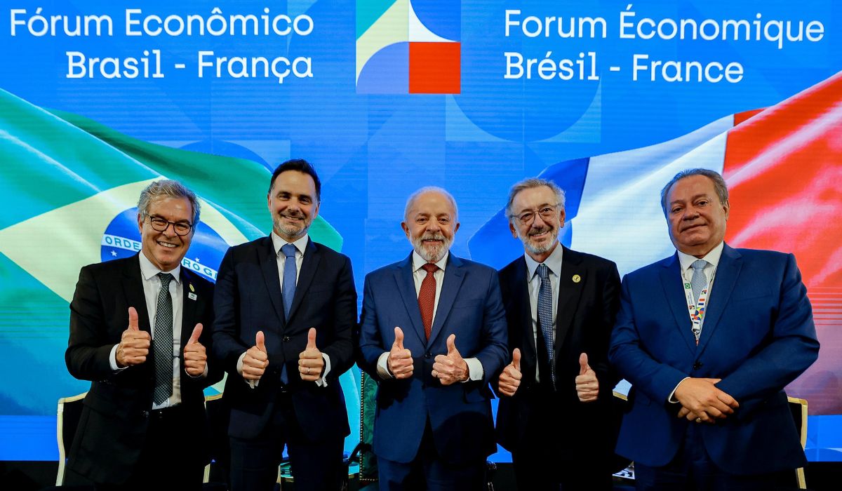 Petista discursou durante sessão de encerramento do Fórum Empresarial Brasil-França