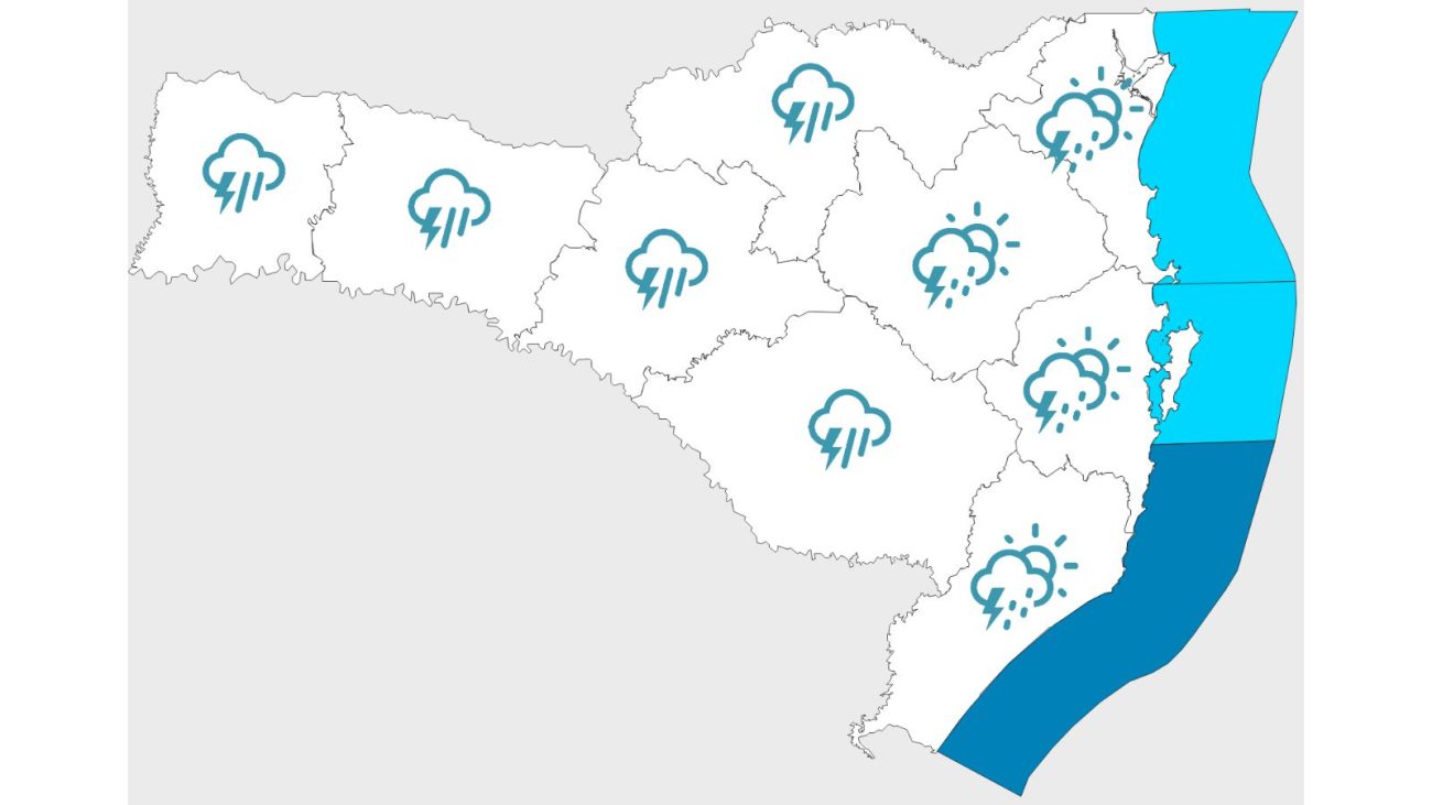 Mapa do estado de Santa Catarina com a previsão do tempo para sábado, destacando chuvas e tempestades em todas as regiões devido à atuação de uma frente fria. Ícones de nuvens com raios e chuva aparecem distribuídos pelo mapa, indicando instabilidade climática generalizada.