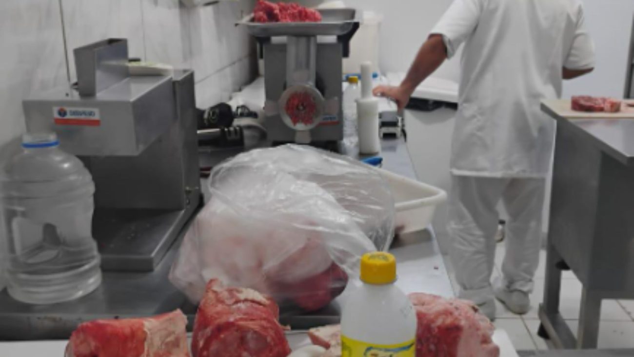 Foto mostra como carne imprópria era armazenada 