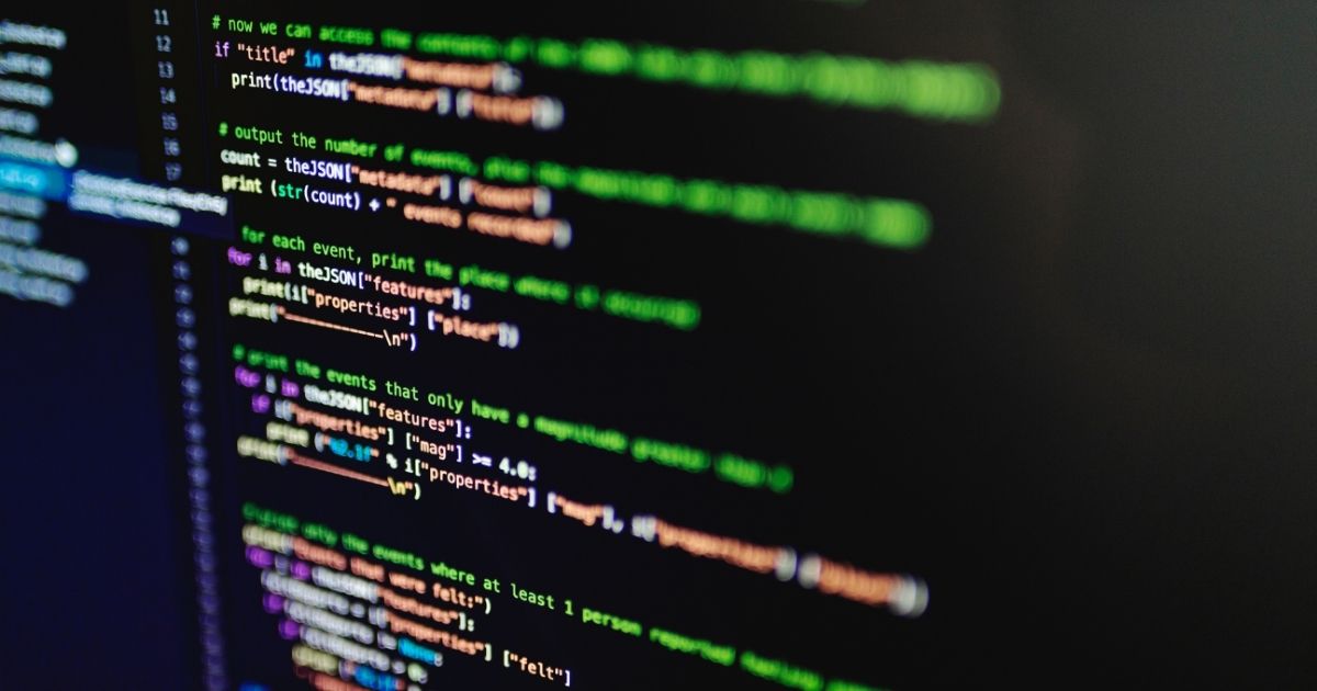 Imagem d e uma tela de computador com códigos de programação, para fazer alusão ao fato de que um dos cursos é de programação