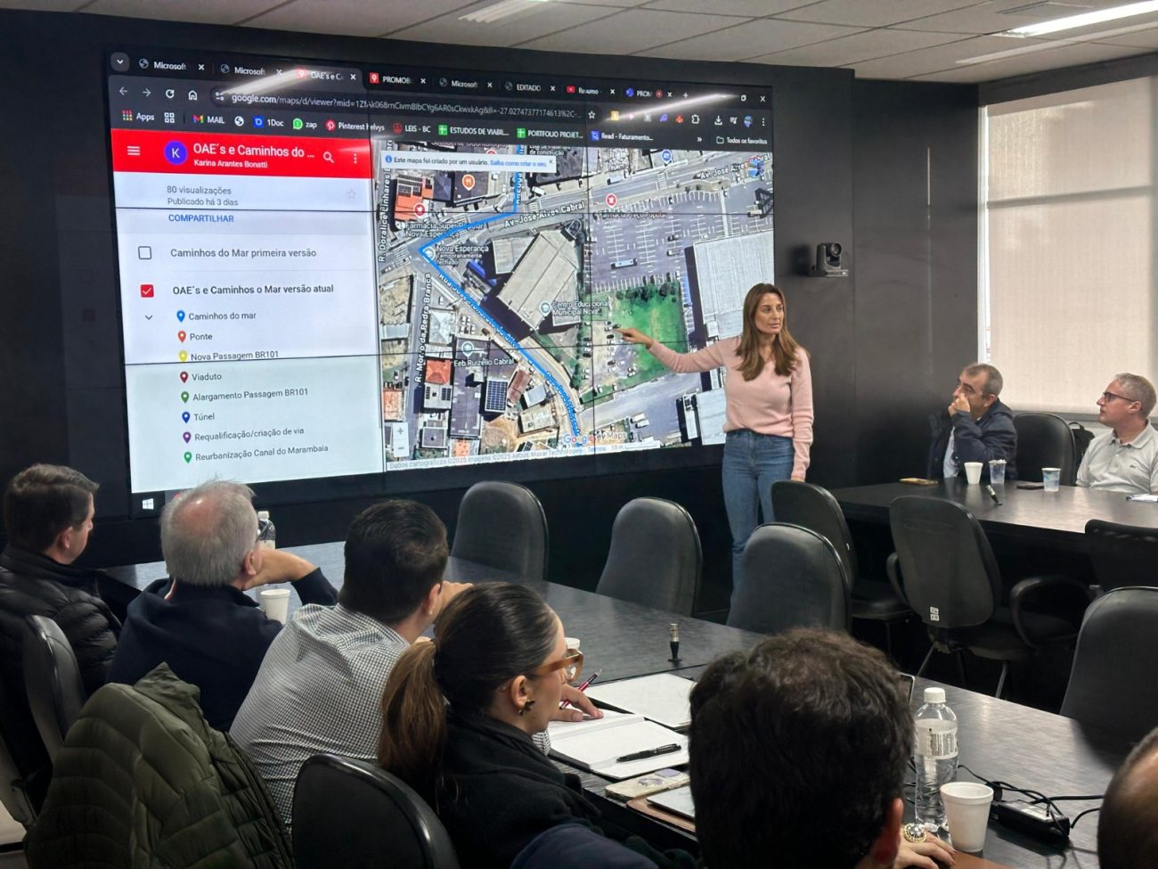 Prefeita de Balneário Camboriú apresentando projeto