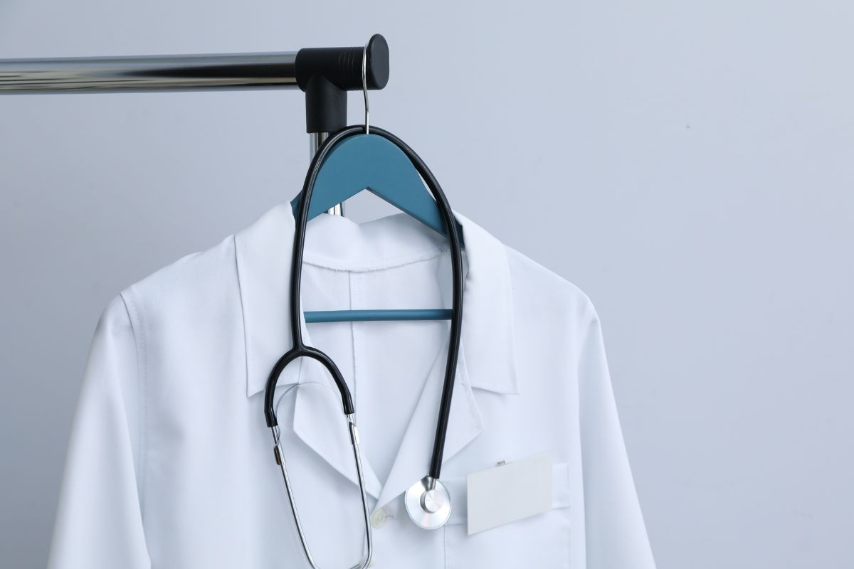 O ex-secretário recebeu vantagens indevidas para favorecer uma empresa de serviços médicos domiciliares