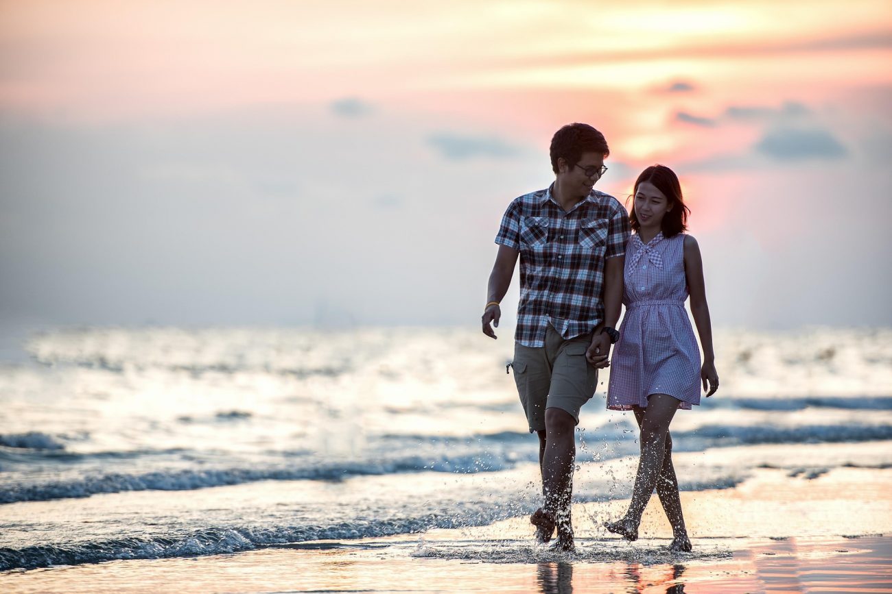 casal andando na praia no dia dos namorados