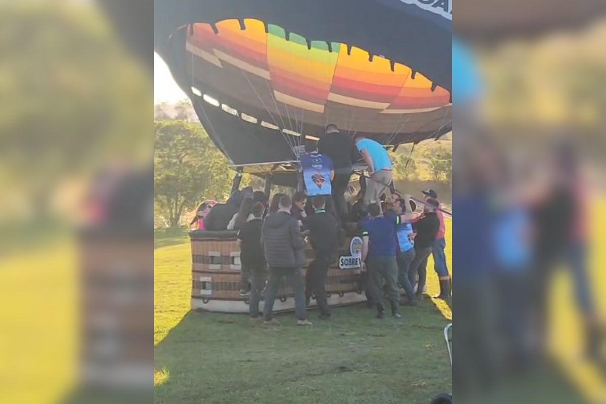 Imagem de um balão com várias pessoas entrando, para fazer referência ao fato de que oito pessoas morreram e treze sobreviveram neste acidente