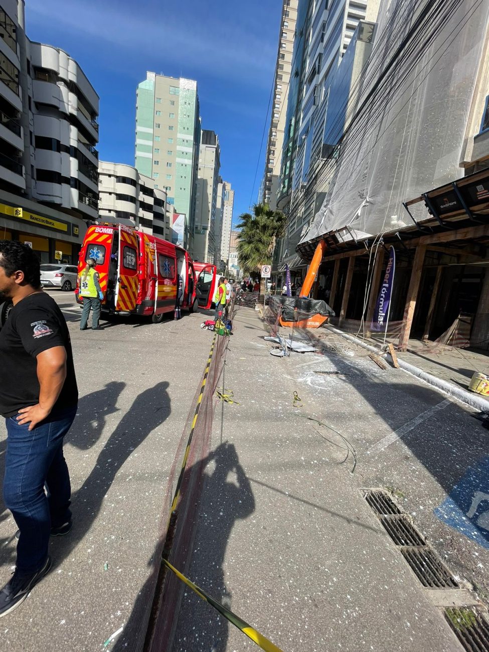 Foto mostra local momento depois de queda do 8º andar