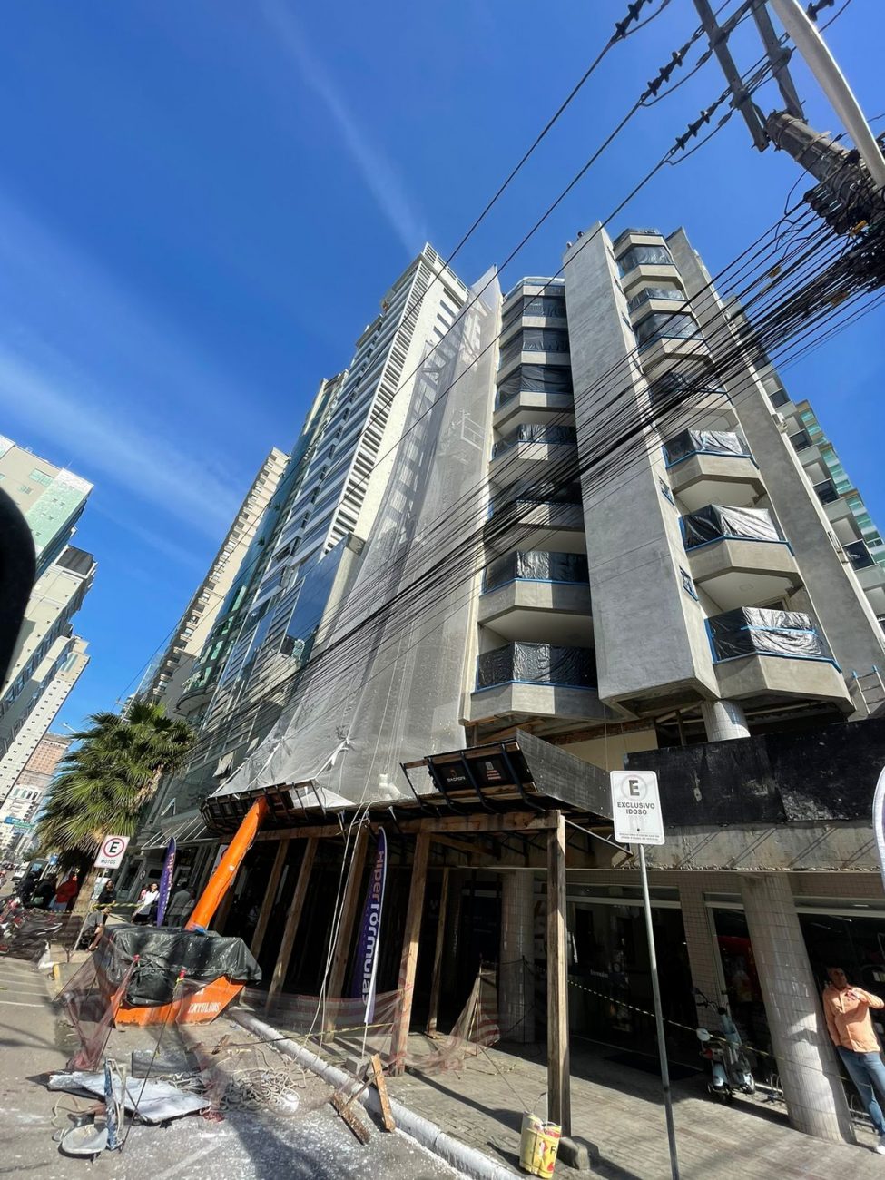 Trabalhador que caiu do último andar teria escorregado do último andar enquanto realizava serviços na fachada do prédio