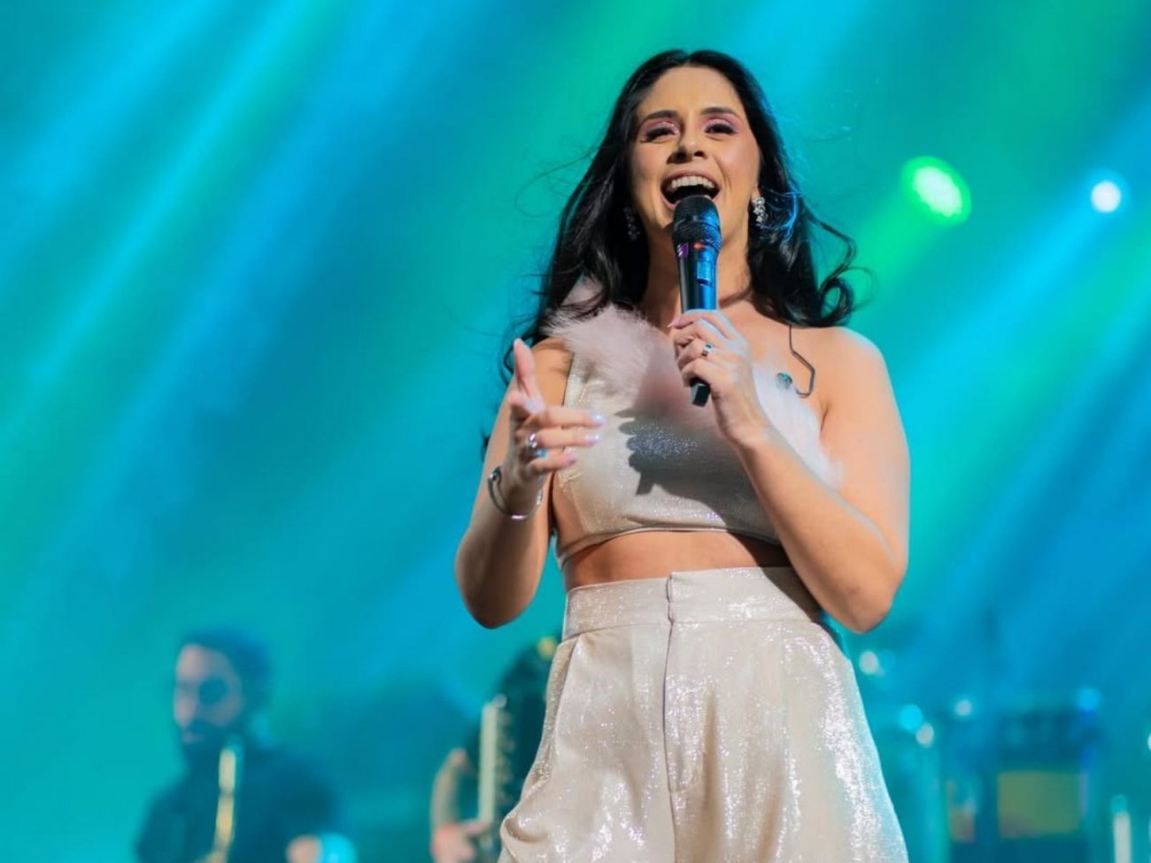 Quem é Débora Amorim, cantora sertaneja atacada em Santa Catarina - Foto: Débora Amorim/@deboraamorimofc/ND - Débora Amorim/@deboraamorimofc/ND