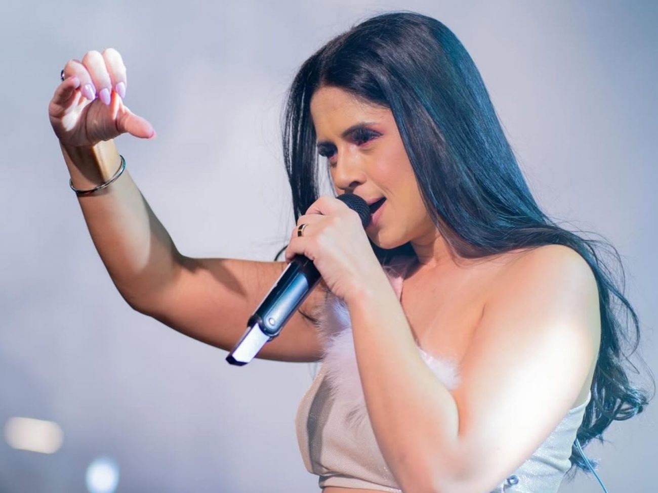 Quem é Débora Amorim, cantora sertaneja atacada em Santa Catarina - Foto: Débora Amorim/@deboraamorimofc/ND - Débora Amorim/@deboraamorimofc/ND