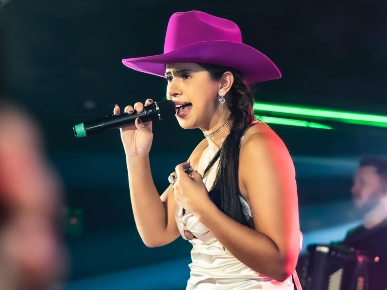 Quem é Débora Amorim, cantora sertaneja atacada em Santa Catarina - Foto: Débora Amorim/@deboraamorimofc/ND - Débora Amorim/@deboraamorimofc/ND