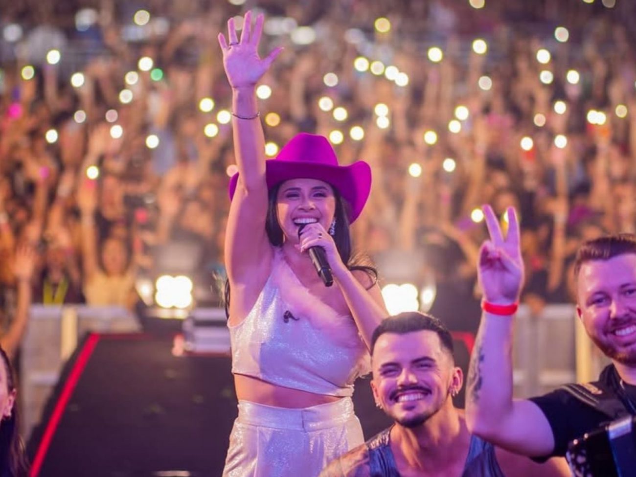 Quem é Débora Amorim, cantora sertaneja atacada em Santa Catarina